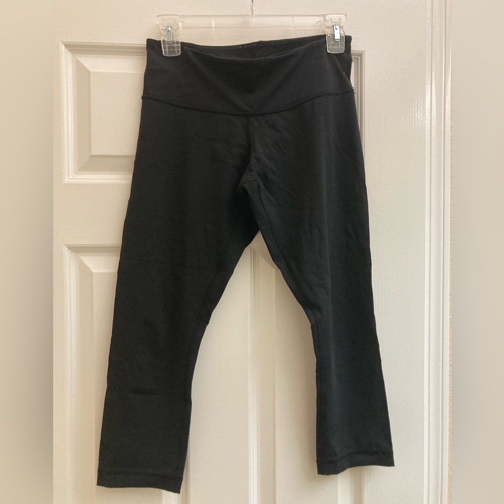 Black Crop Lululemon Leggings (shin-length)